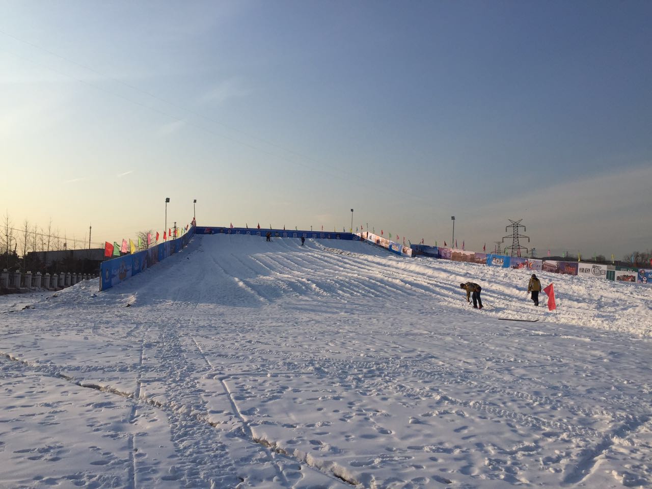 北京朝陽(yáng)店冰雪樂(lè)園成功開(kāi)幕，河北迪特加油助威